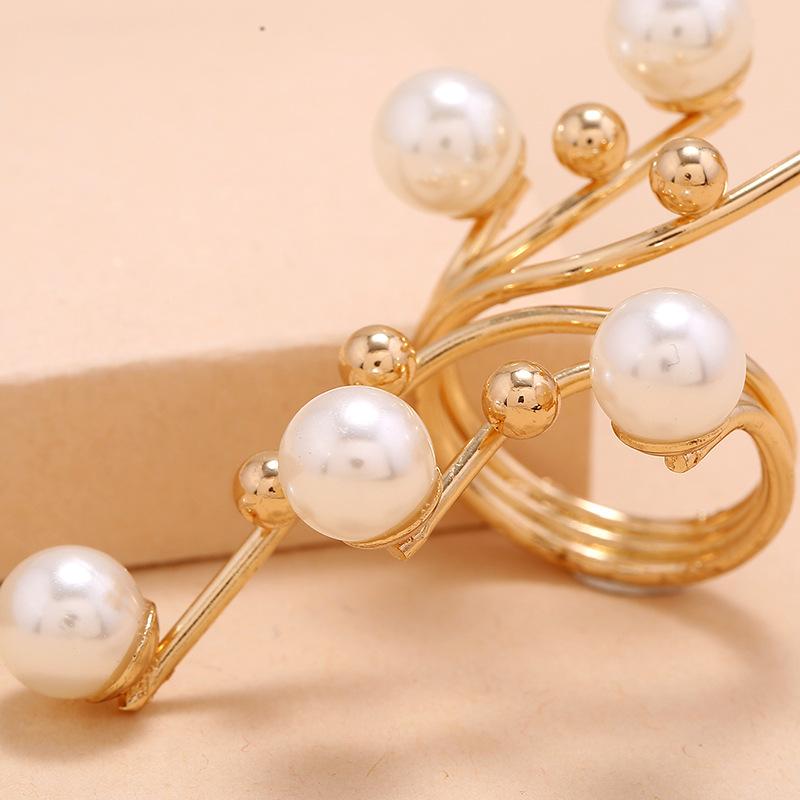 Metal Detail Pearl Design Gold Ring