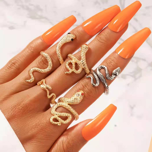 Metal Detail Snake Design Gold Ring Set