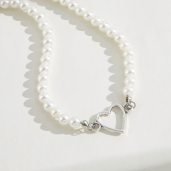 White Pearl Design Heart Detail Necklace