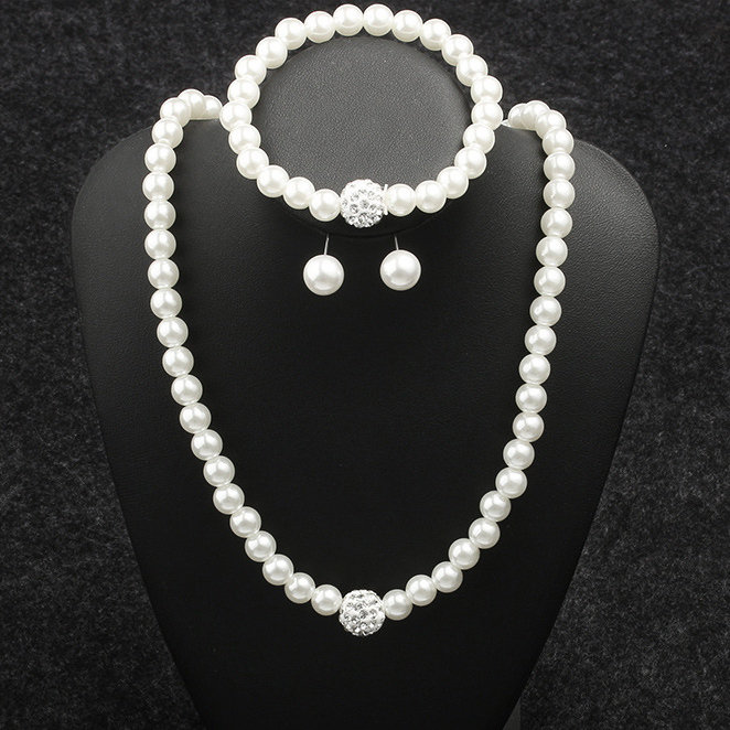 White Pearl Design Metal Detail Necklace Set
