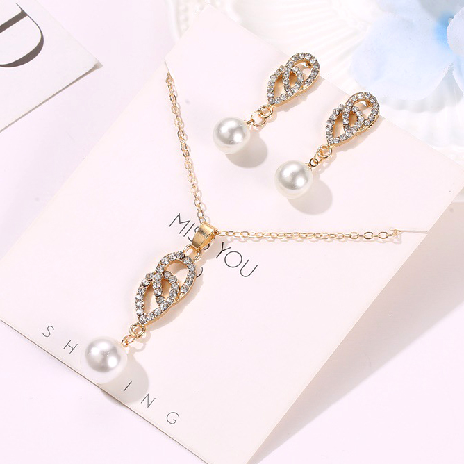 Rhinestone Design Metal Detail Pearl Necklace Set