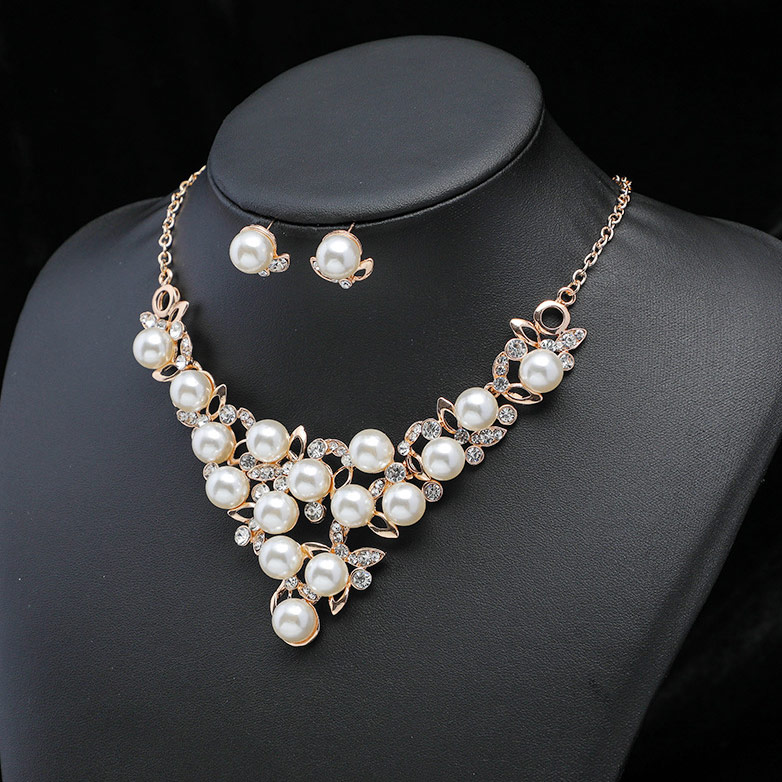 Rhinestone Detail Pearl Design Gold Necklace Set