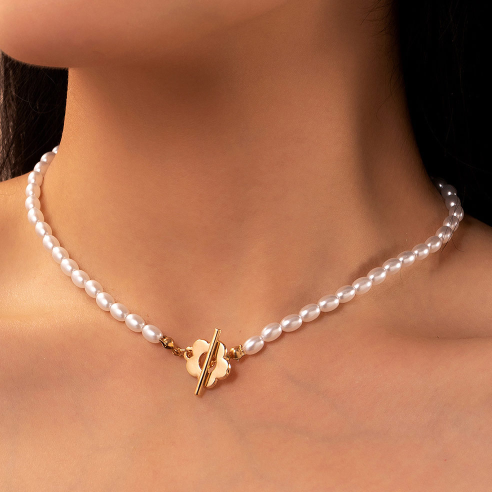 White Pearl Design Flower Detail Necklace