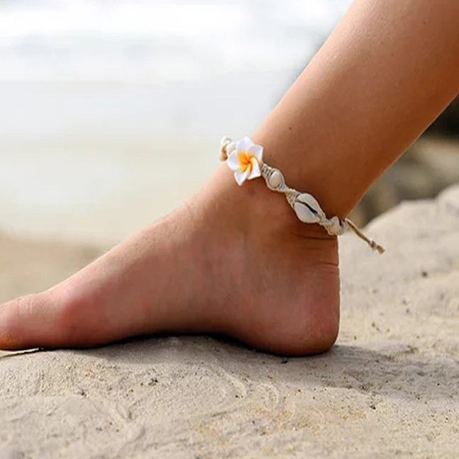 White Flower Design Conch Detail Anklet