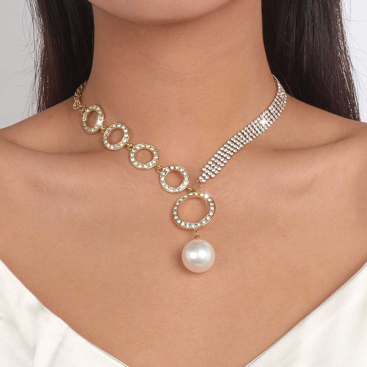 Silver Rhinestone Pearl Circular Shape Detail Necklace
