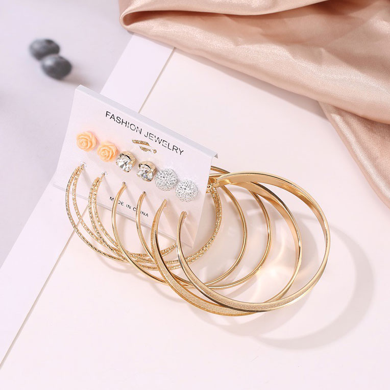 Rhinestone Circular Shape Floral Design Golden Earring Set