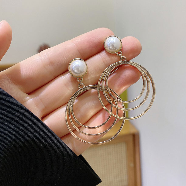 1 Pair Pearl Golden Circular Shape Earrings