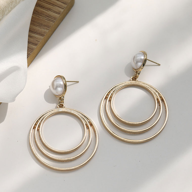 1 Pair Pearl Golden Circular Shape Earrings