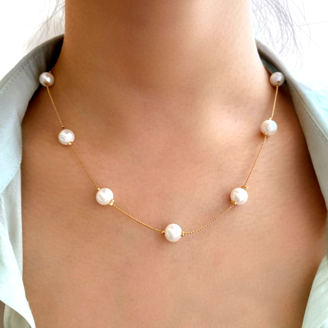 Pearl Design White Metal Detail Necklace