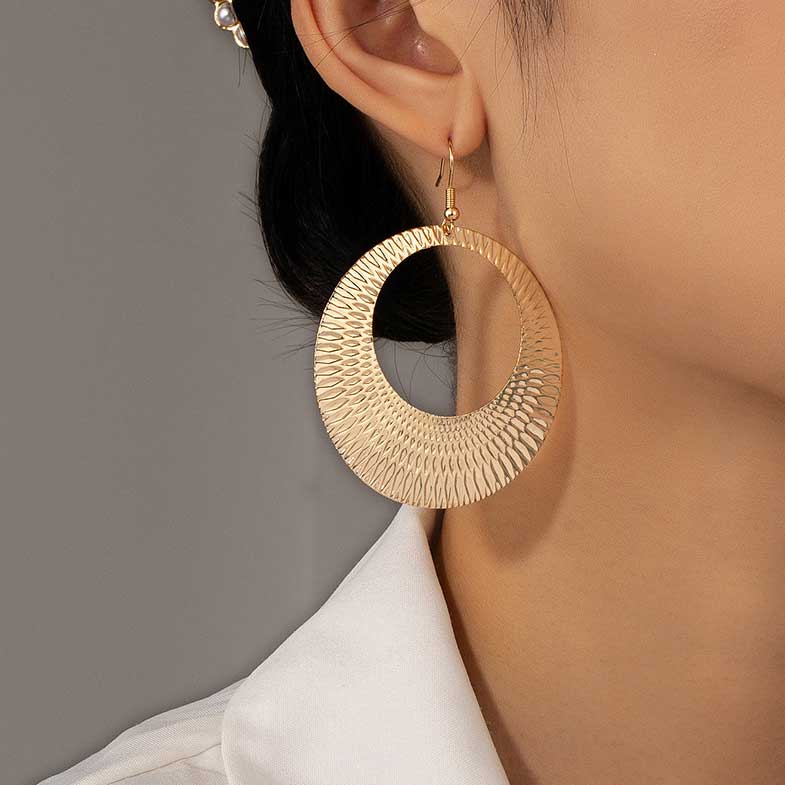 Round Design Metal Detail Gold Earrings