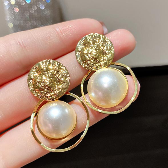 Round Gold Metal Detail Pearl Earrings
