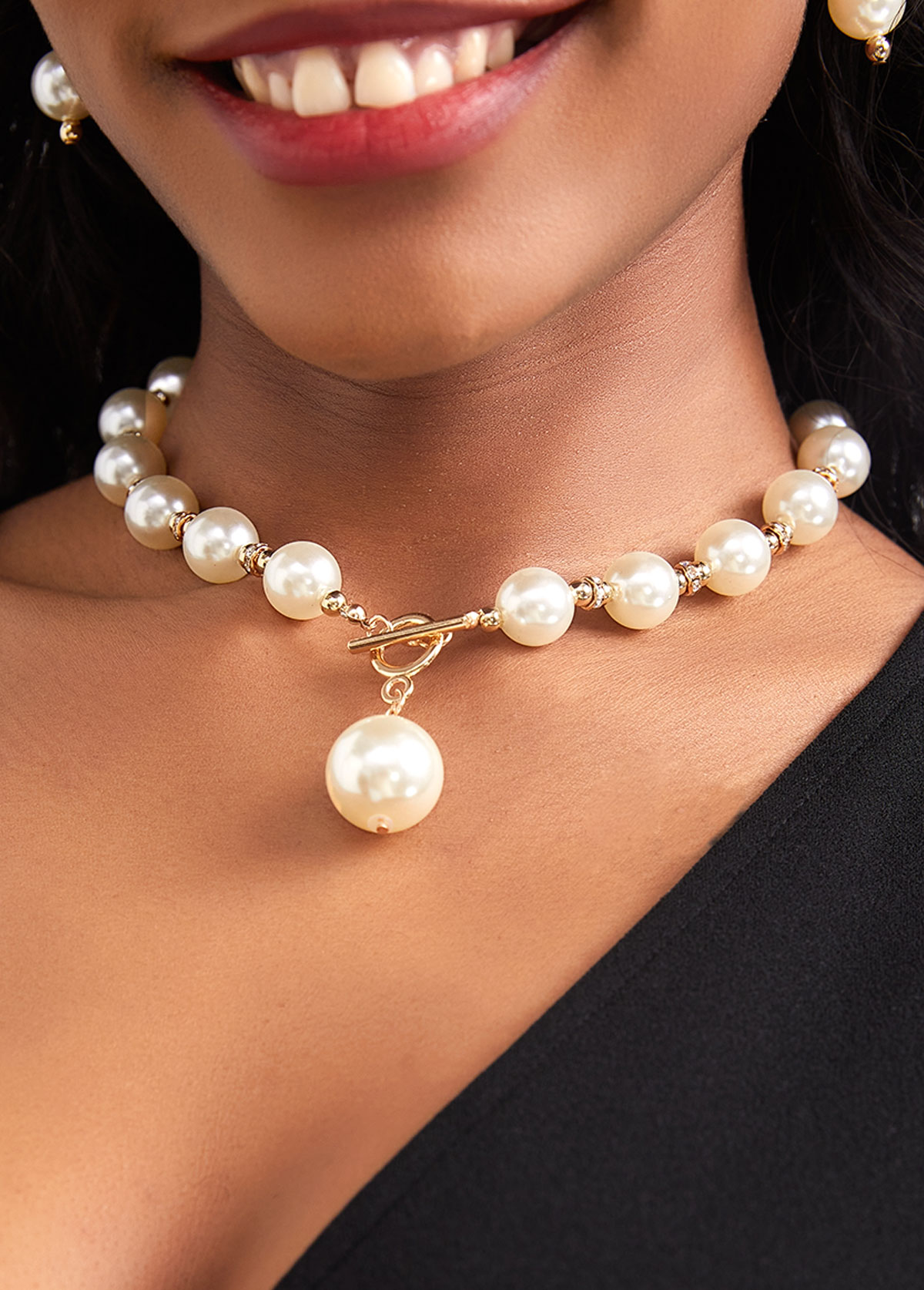 Silvery White Pearl Round Earings and Necklace