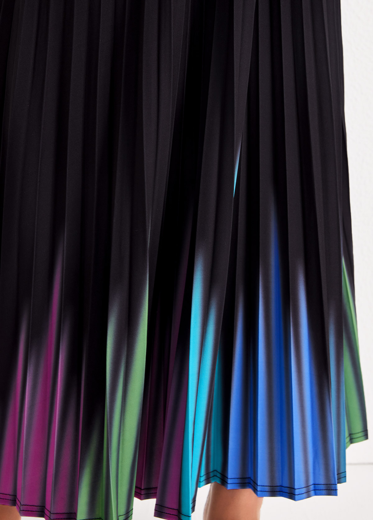 Round Neck Ombre Pleated Black Maxi Dress