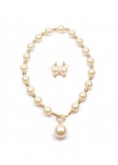 Silvery White Pearl Round Earings and Necklace