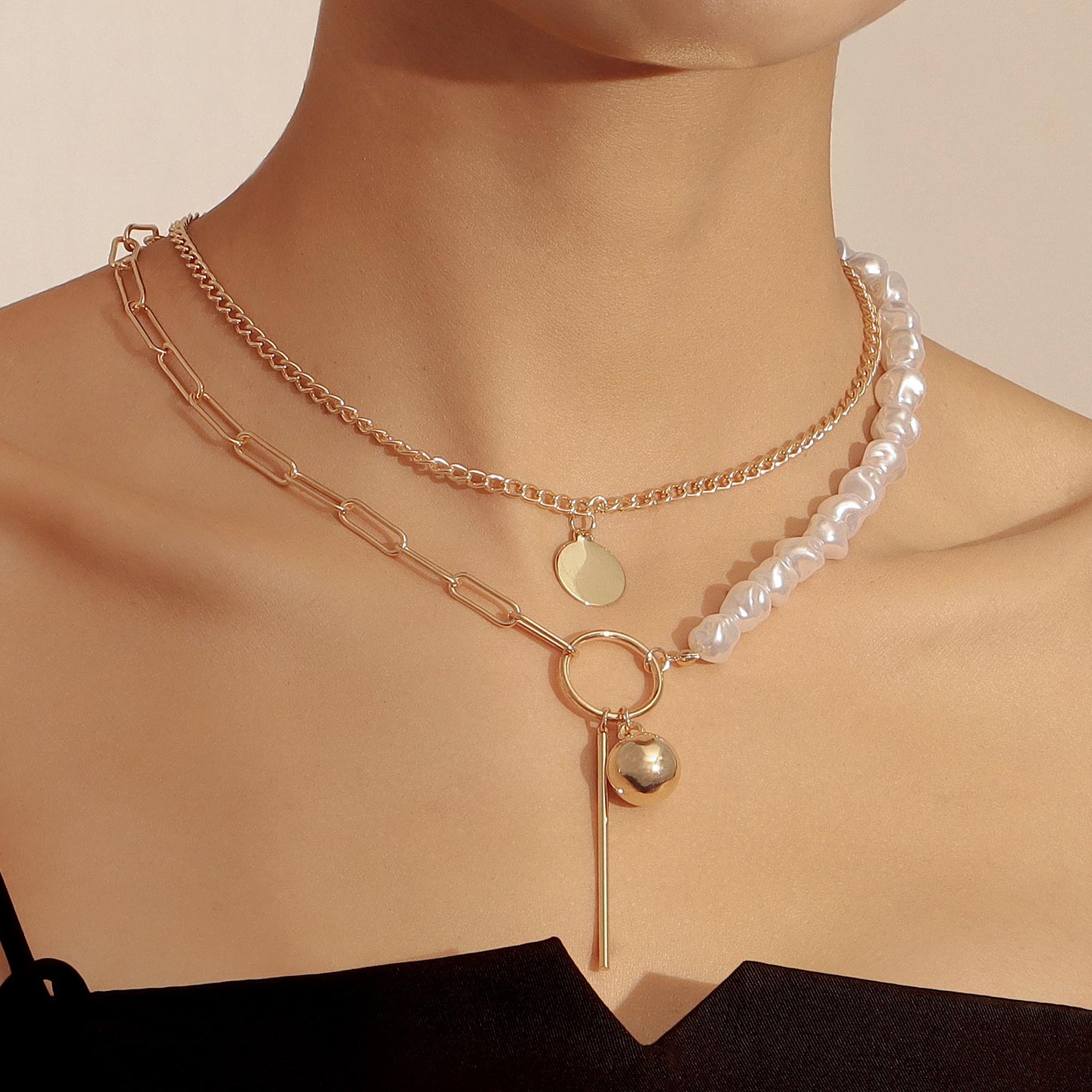 Gold Geometric Detail Pearl Design Necklace