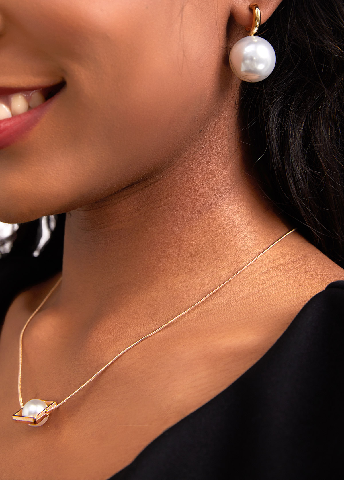 Pearl Design Geometric Detail Gold Earrings