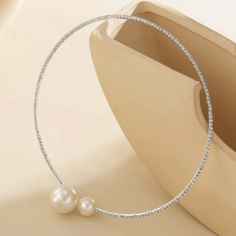 Asymmetric Design Silvery White Pearl Detail Necklace