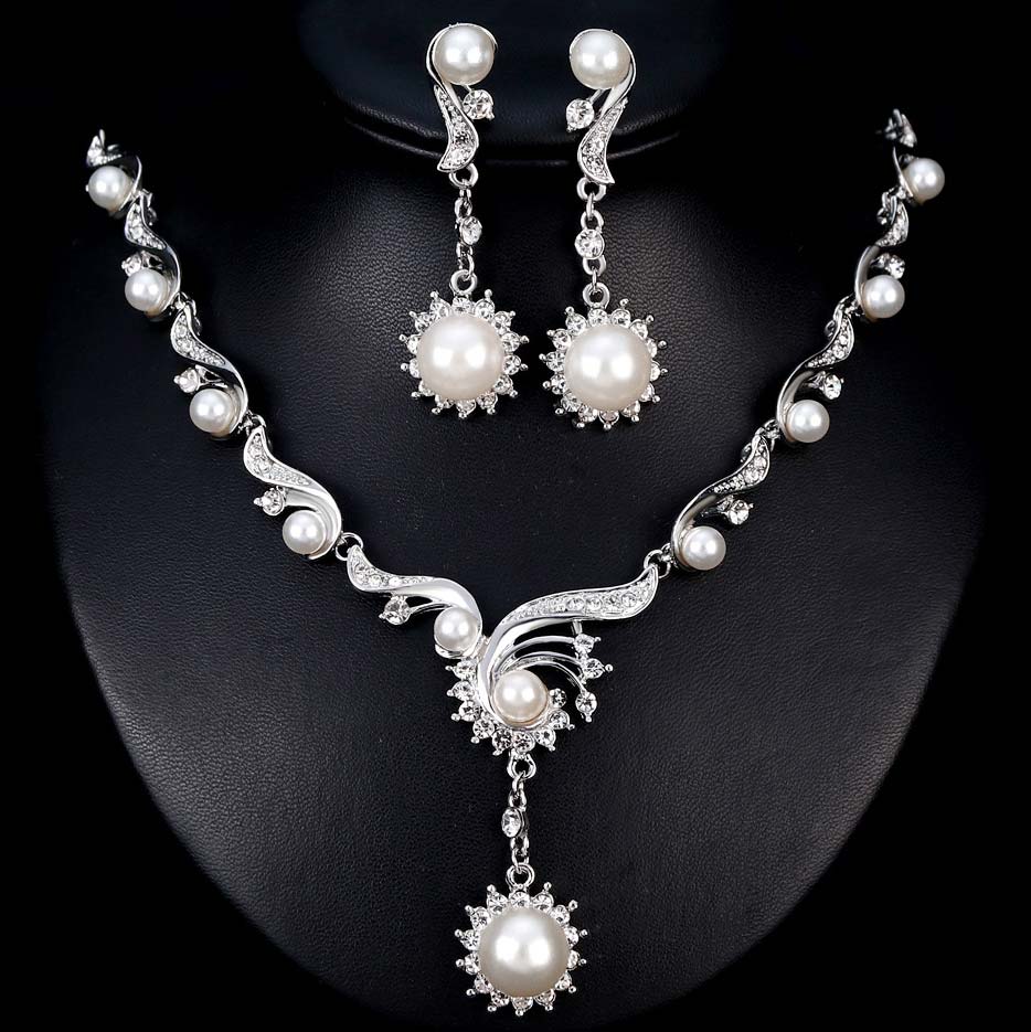 Silvery White Geometric Pattern Pearl Detail Earrings and Necklace