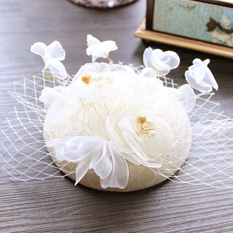Floral Design White Mesh Stitching Hat