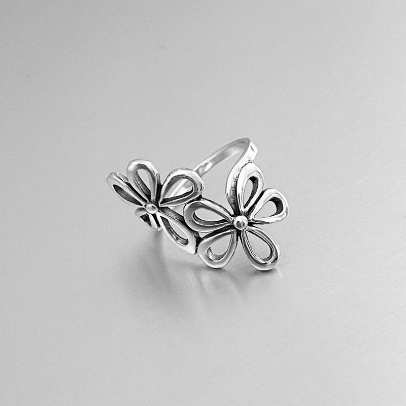 Floral Design Alloy Detail Silver Ring