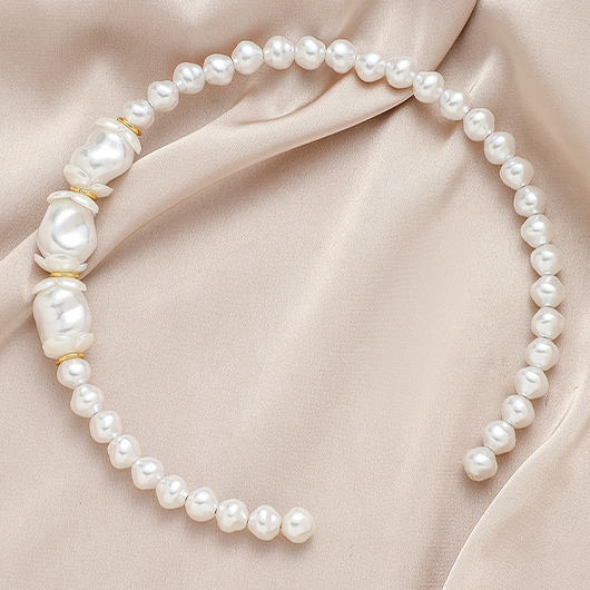 Asymmetric Pearl Design White Round Necklace