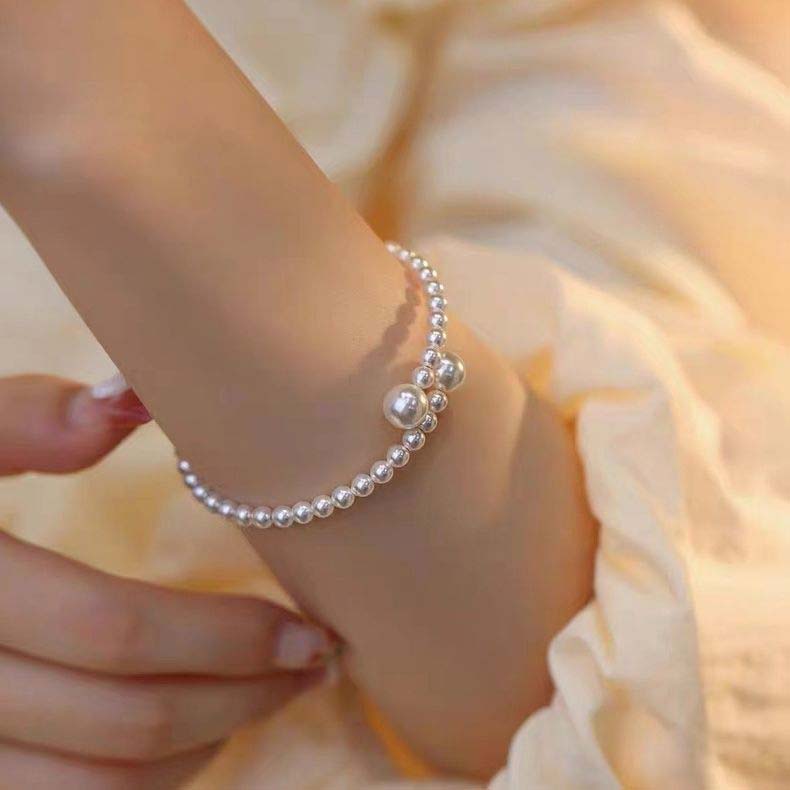White Pearl Design Geometric Round Bangle